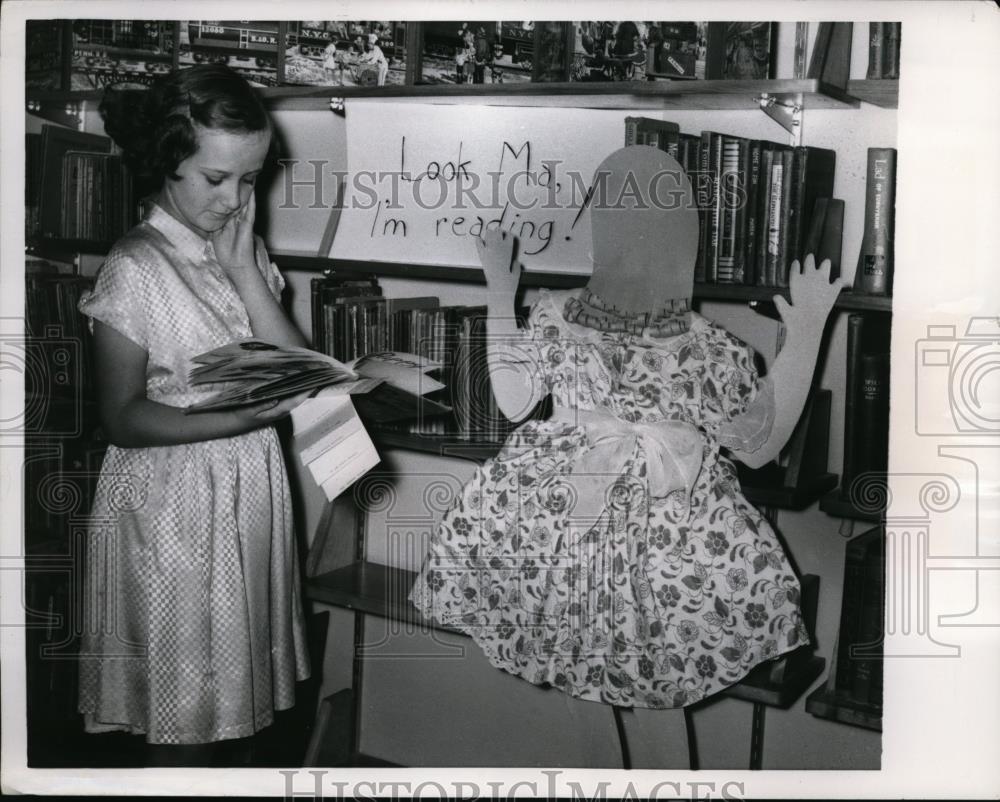 1956 Press Photo Columbia Mo Ann Creed examines books after Library improvements - Historic Images