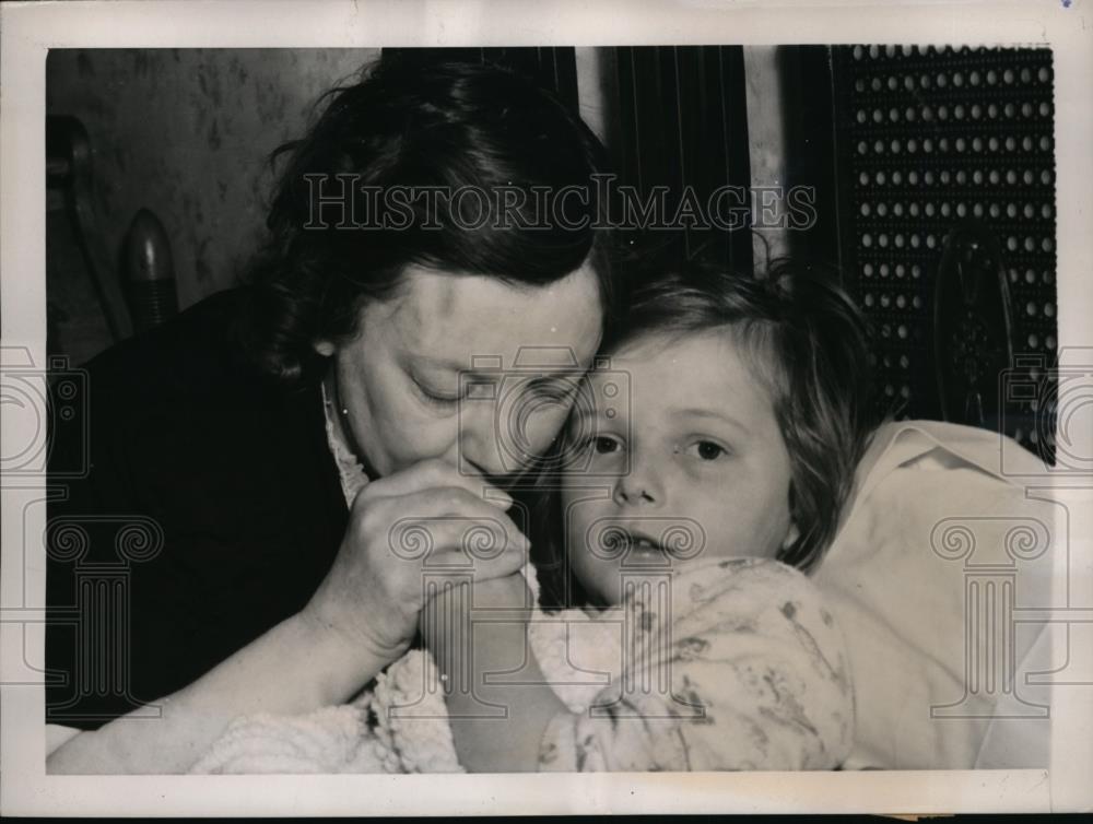 1941 Press Photo Mrs Walter Kirk with Daughter Beverly Who Got Lost in Woods - Historic Images