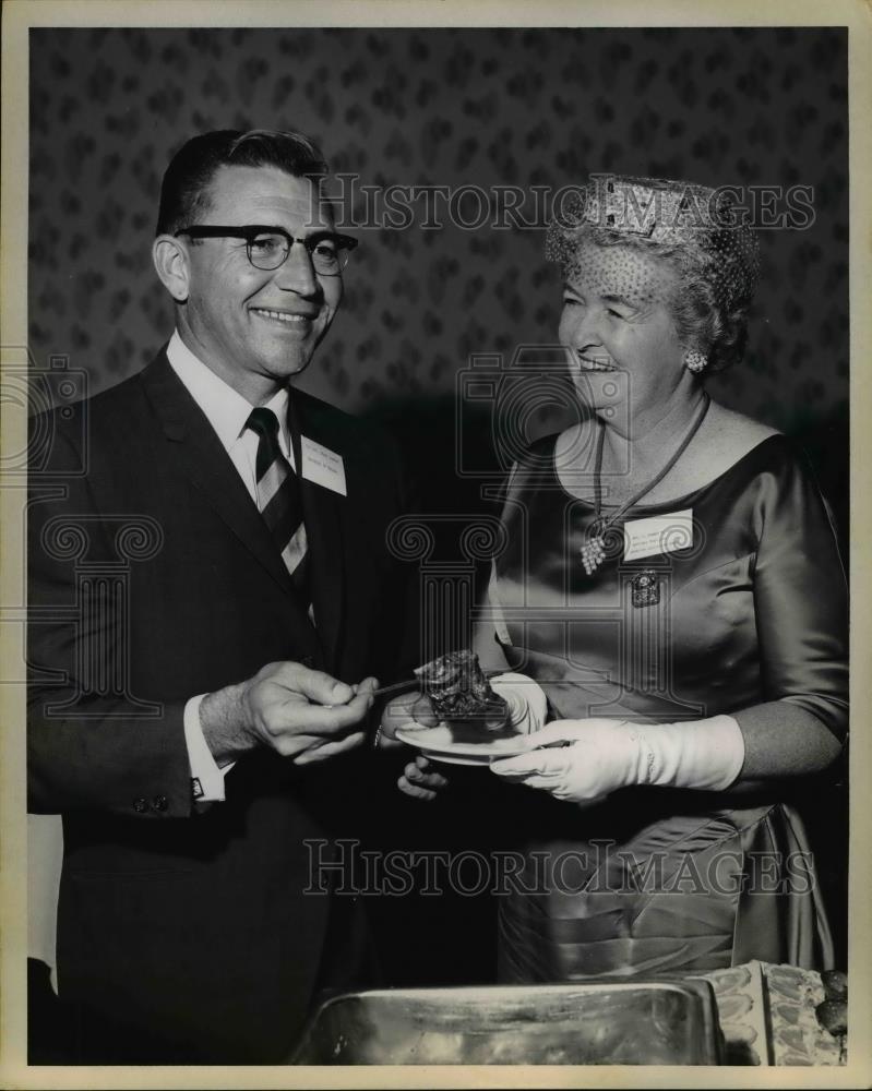 1962 Press Photo Gov. Grant Sawyer serves Mr J Howard McKay at Flamingo Hotel. - Historic Images