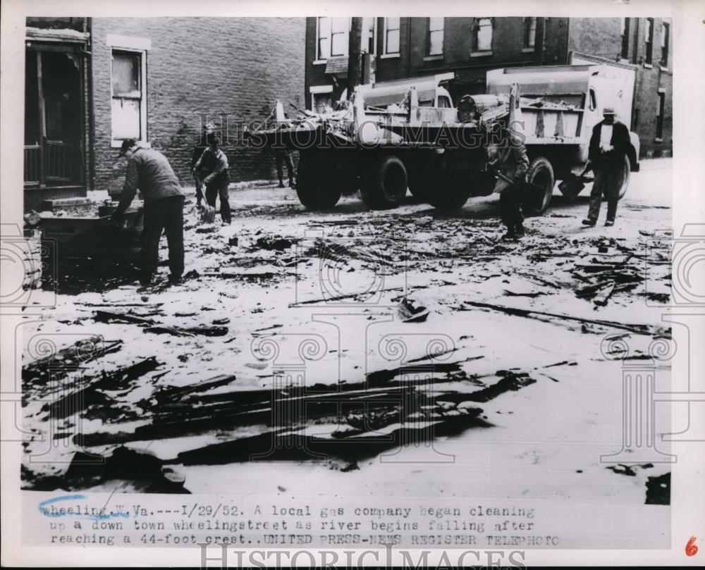 1952 Press Photo Wheeling W Va Local gas company cleaning up street after flood - Historic Images