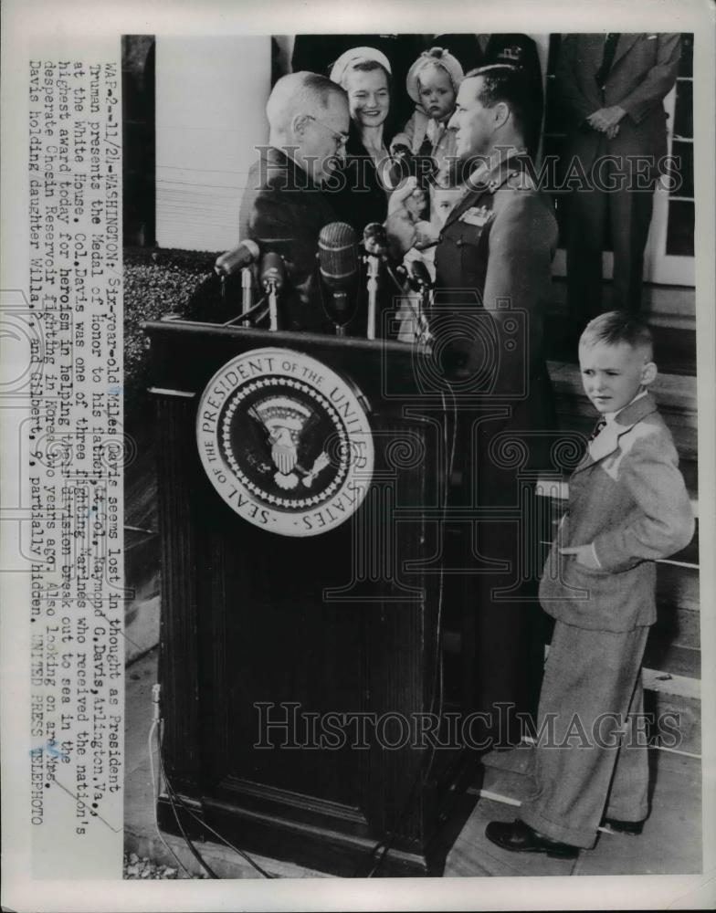 1952 Press Photo President Truman Presents The Medal Of Honor To Miles Davis - Historic Images