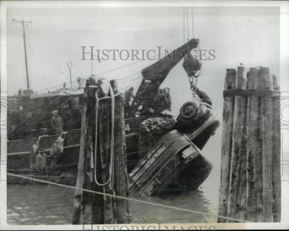 1942 Press Photo Newport Mews Va. Workmen raise bus from York River. - Historic Images