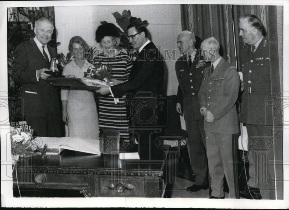 1969 Press Photo Henry Cabot Lodge, U.S.Amb. to West Germany paying a call. - Historic Images