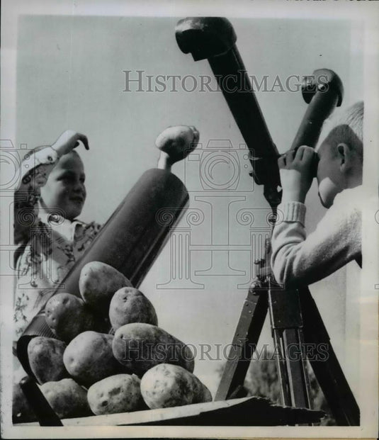 1957 Press Photo Junior Grade Scientists George McFadden And George Tate - Historic Images