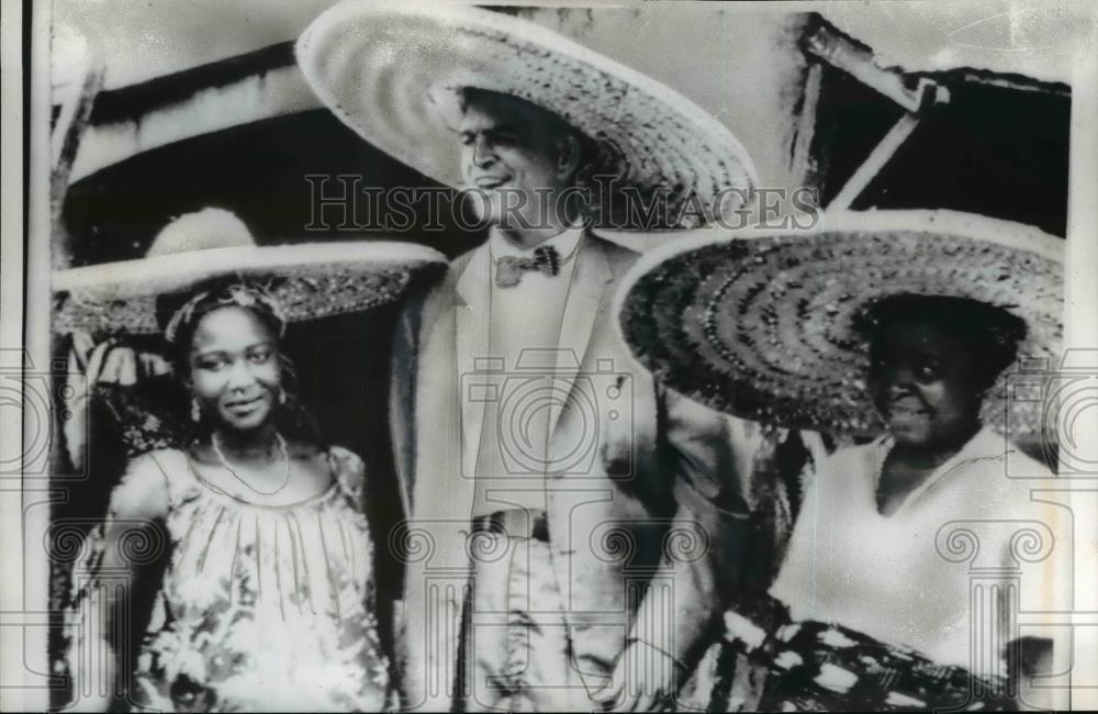 1961 Press Photo G. Mennen Williams at Ghana Market Assst. Sec of State for - Historic Images