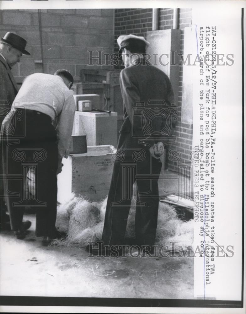 1957 Press Photo Philadelphia Police search crates from TWA flight for bomb. - Historic Images