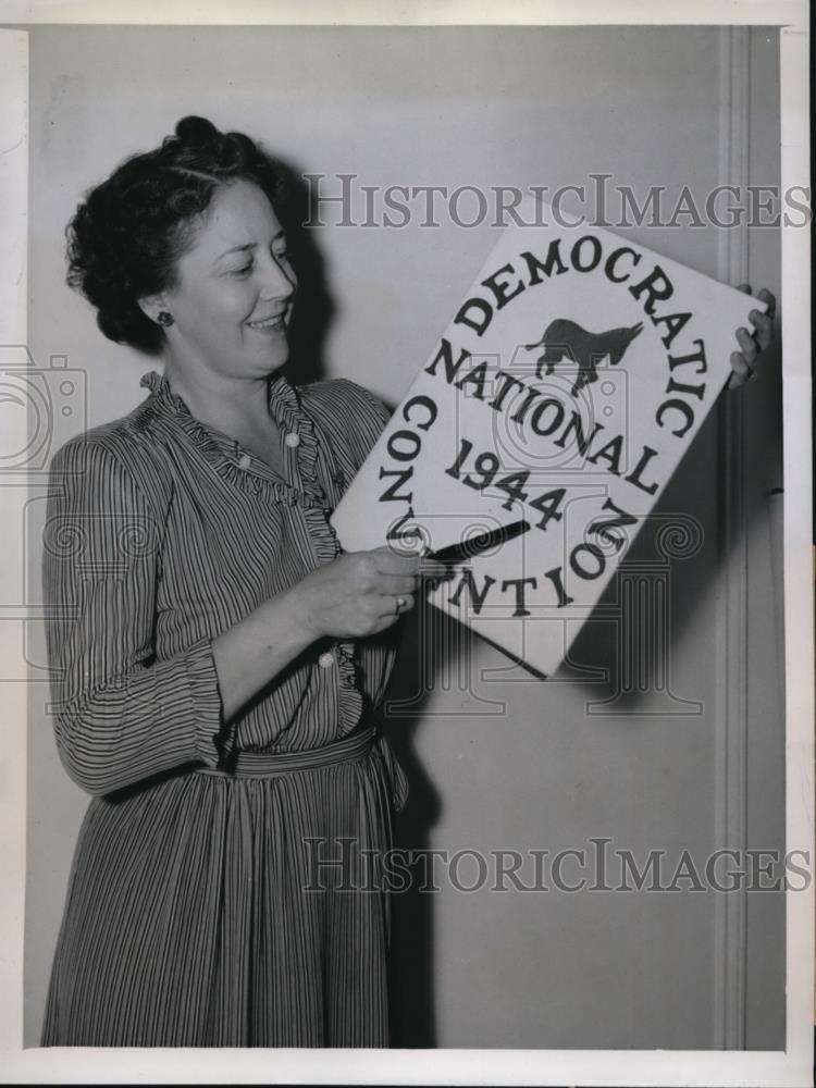 1944 Press Photo Eleanor R.Bolton,hold a guest book for Democratic Convention. - Historic Images