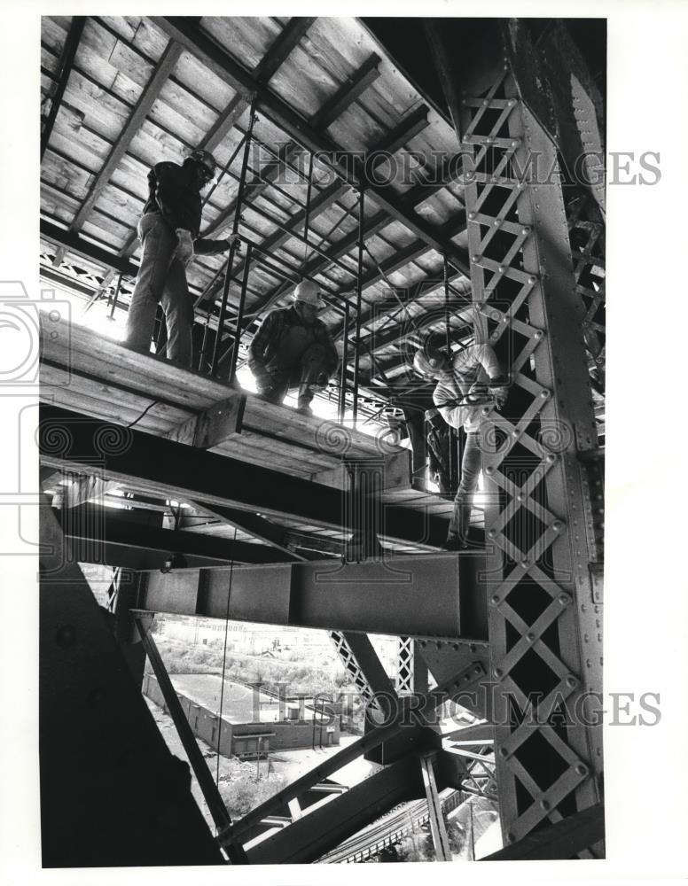 1983 Press Photo Workmen remove wood at the Lorain Carneige Bridge.  - cva81355 - Historic Images