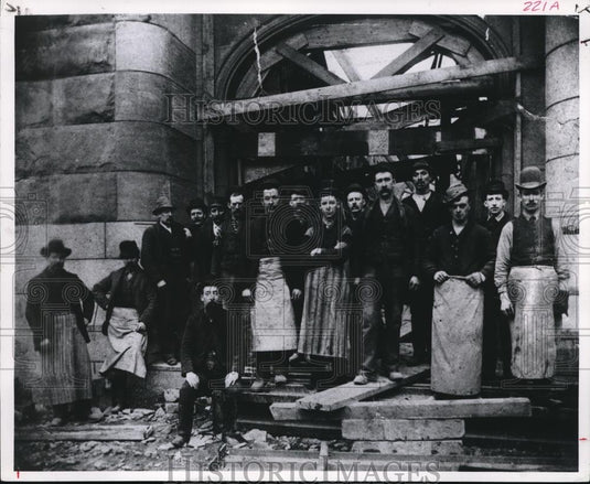 1990 Press Photo Stonecutters hired to construct Society National Bank Main Ofc - Historic Images