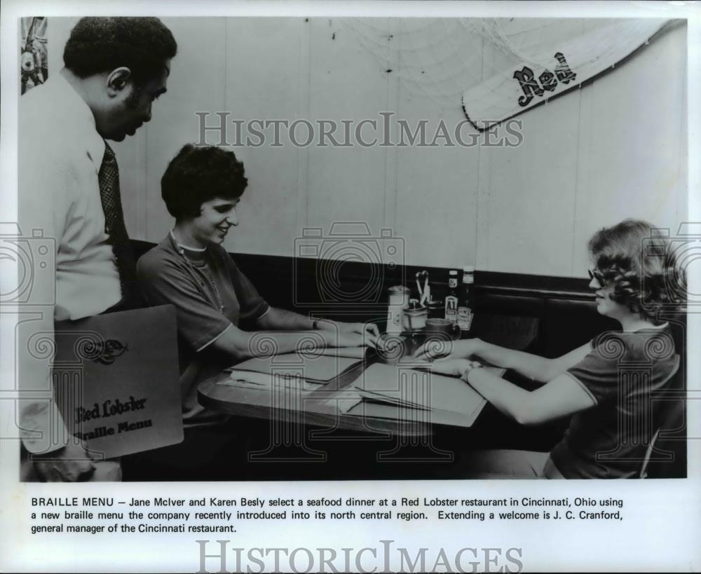 1979 Press Photo Jane Mclver and Karen Besly use the braille menu at Red Lobster - Historic Images