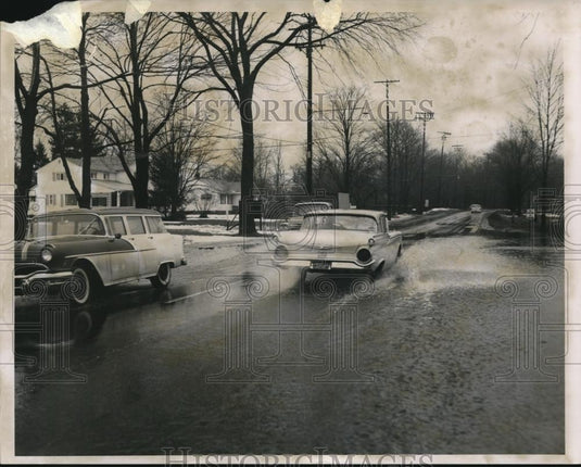 1960 Press Photo Richmond Road Rich Hts flooded in the 4700 block - cva98401 - Historic Images