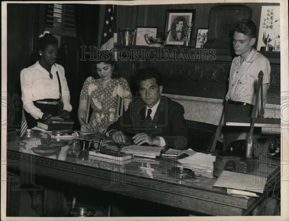 1944 Press Photo Mayor Frank Lausche signs approval - cva99946 - Historic Images