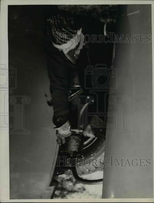 1936 Press Photo William Ferguson Keeshin driver couples brake hose to truck - Historic Images