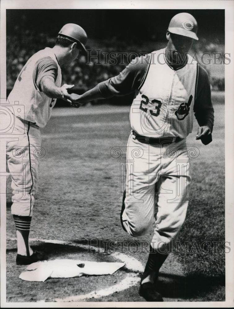 1965 Press Photo Cleveland Indians Chuck Hinton &amp; Joe Azcue at a game - Historic Images