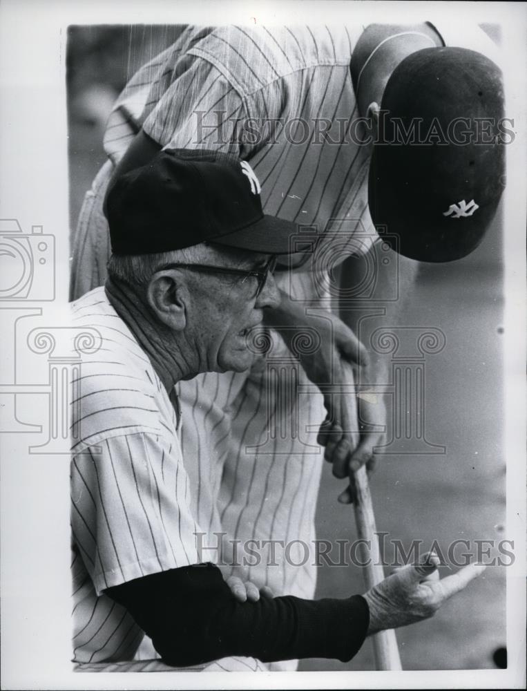 1960 Press Photo NY Yankee manager Casey Stengel & a player - nes41174 - Historic Images