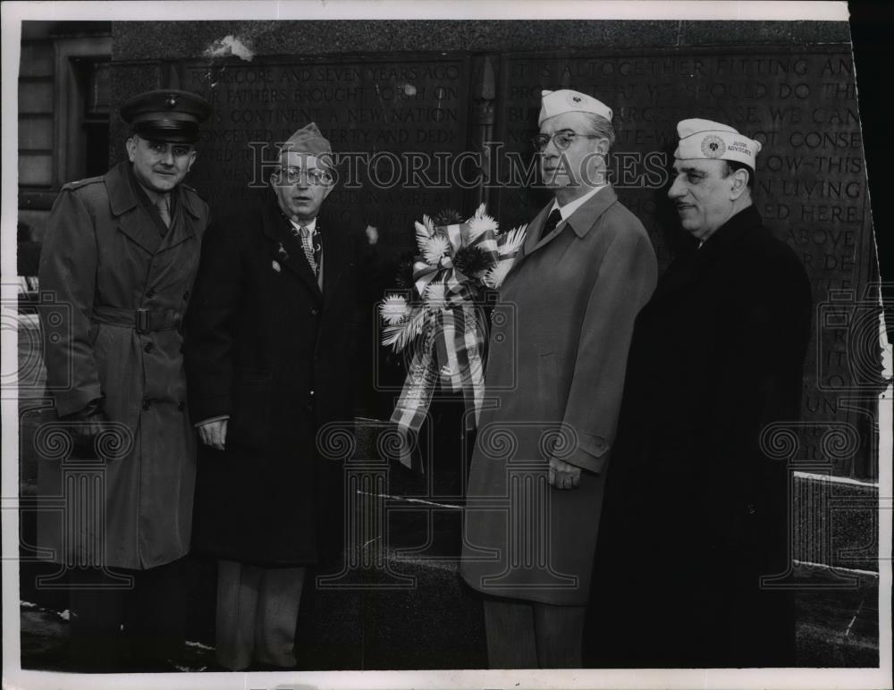 1958 Press Photo Olacing wreath at Lincoln Memorial Board of Education Bldg. - Historic Images