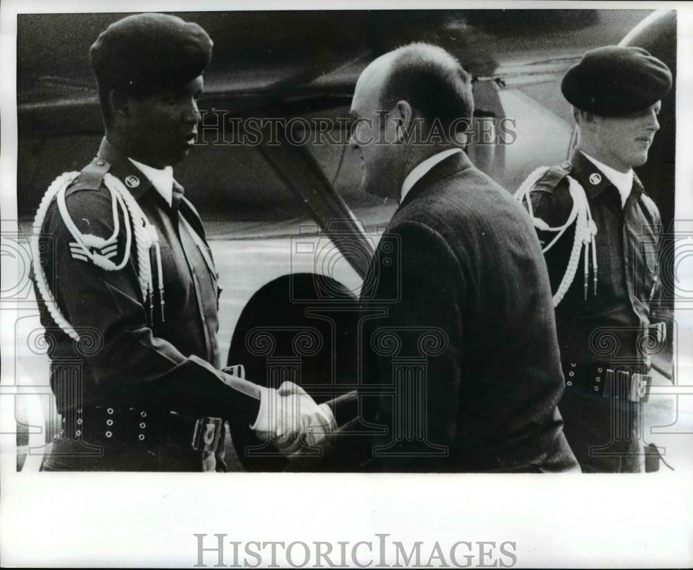 1970 Press Photo Mevin Laird,Sec. of Defense shake hand wirh Air Force Member. - Historic Images