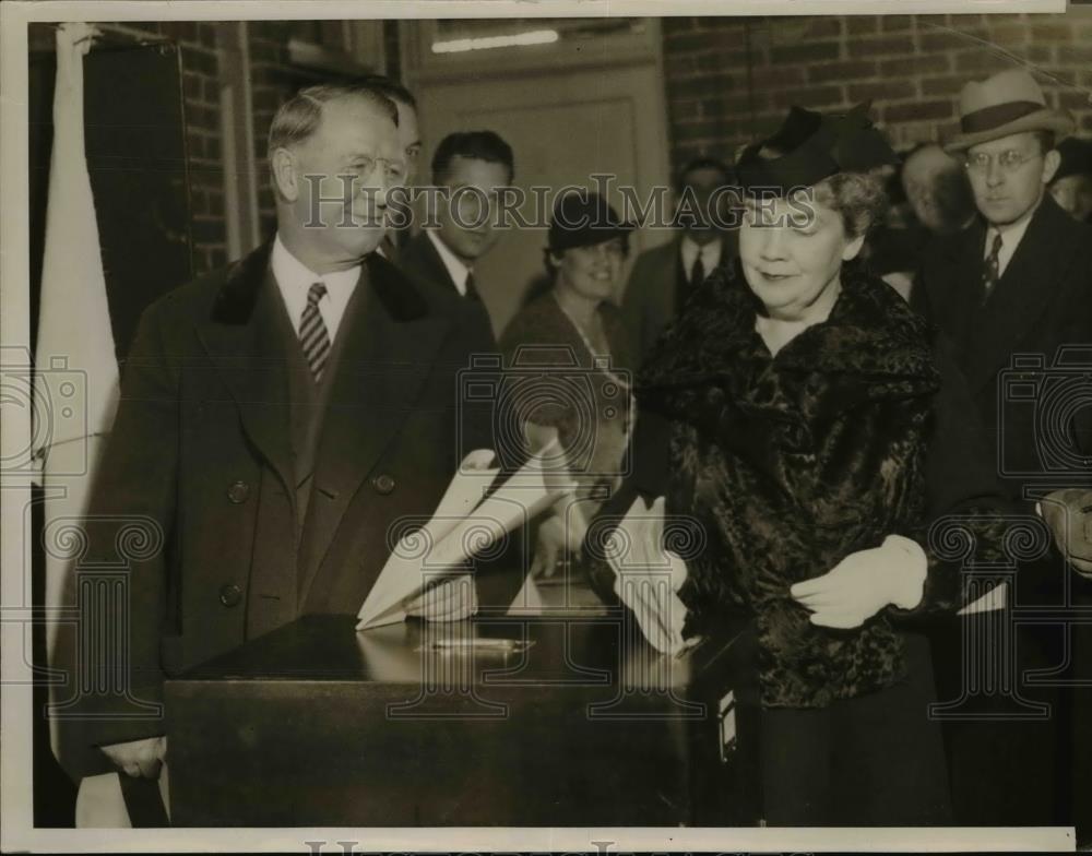 1936 Press Photo Col. Frank Knox and wife cast their ballots in Lake Shore Drive - Historic Images