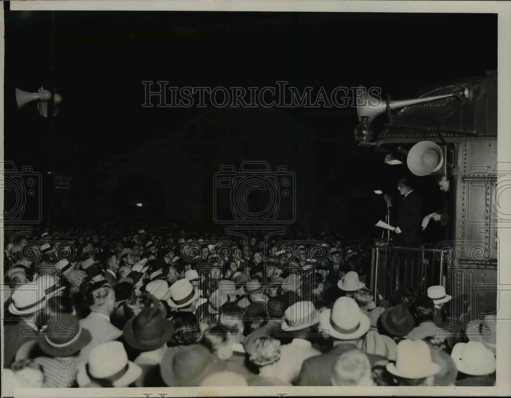 1935 Press Photo Gov.Alfred M.Landon speaks at his car at Phoenix Arizona - Historic Images