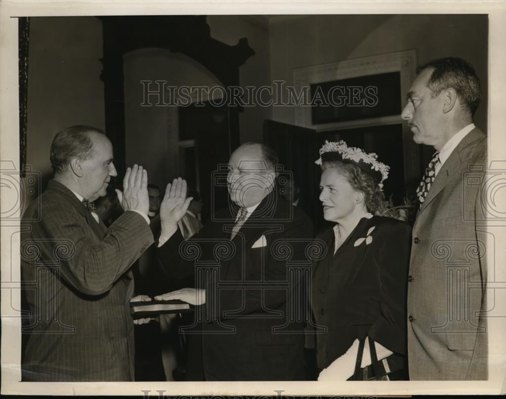 1946 Press Photo Robert Butler US Ambassador to Australia &amp; his wife - nee87077 - Historic Images