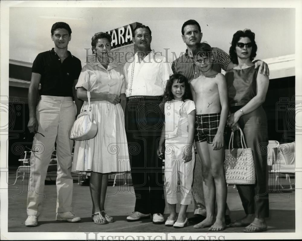 1961 Press Photo Clevaland vacationers in Vegas, Ray Sembrick, Mrs M Sembrick - Historic Images