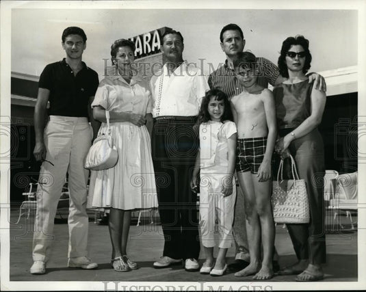 1961 Press Photo Clevaland vacationers in Vegas, Ray Sembrick, Mrs M Sembrick - Historic Images