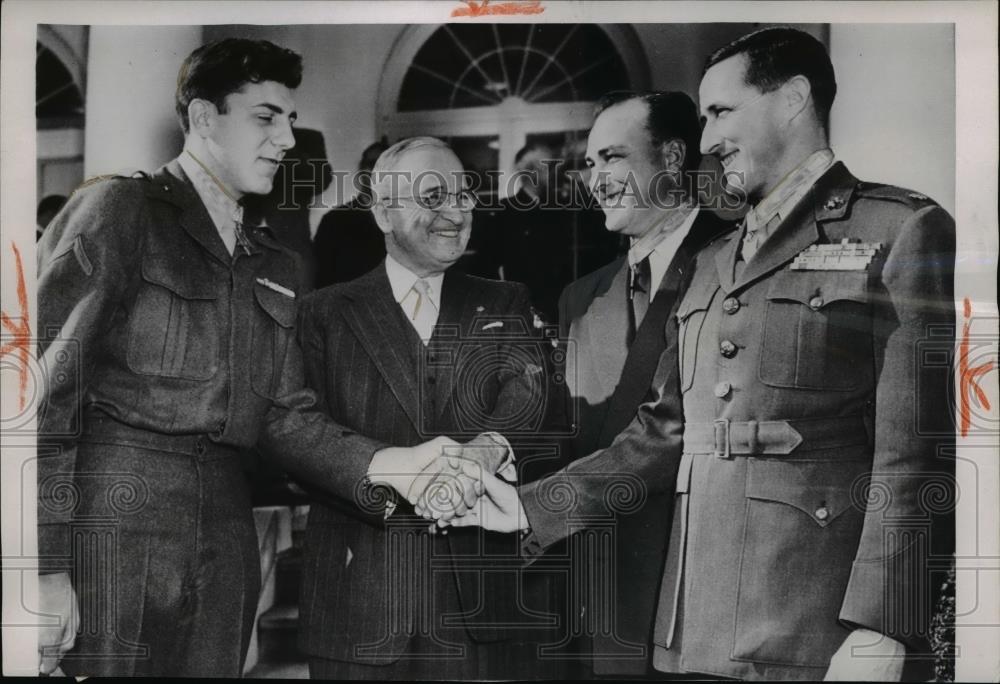 1952 Press Photo President Truman, Medal of Honor winners Pfc HA Cafferata - Historic Images