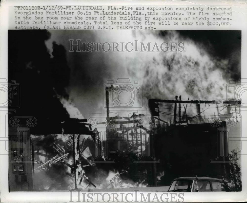 1969 Press Photo Fire &amp; explosion at Everglades Fertilizer Co in Ft Lauderdale - Historic Images