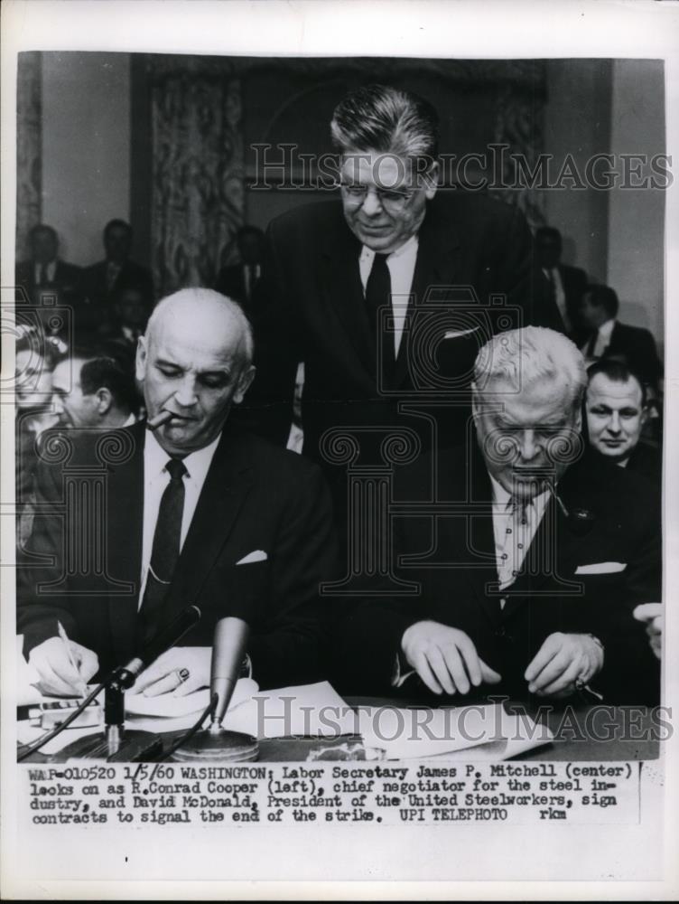 1960 Press Photo President of United Steelworkers sign contract to end strikes - Historic Images