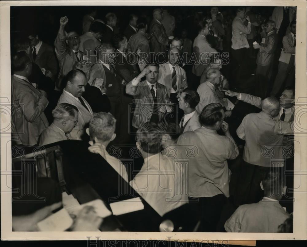 1948 Press Photo Chicago Board of Trade traders in the wheat trading pit - Historic Images