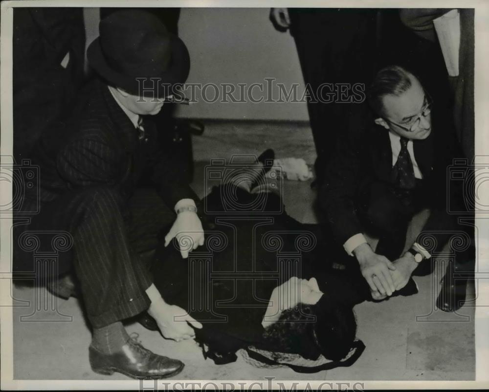 1940 Press Photo Mrs.Edith Stephens witness at Guardianship hearing collapsed. - Historic Images