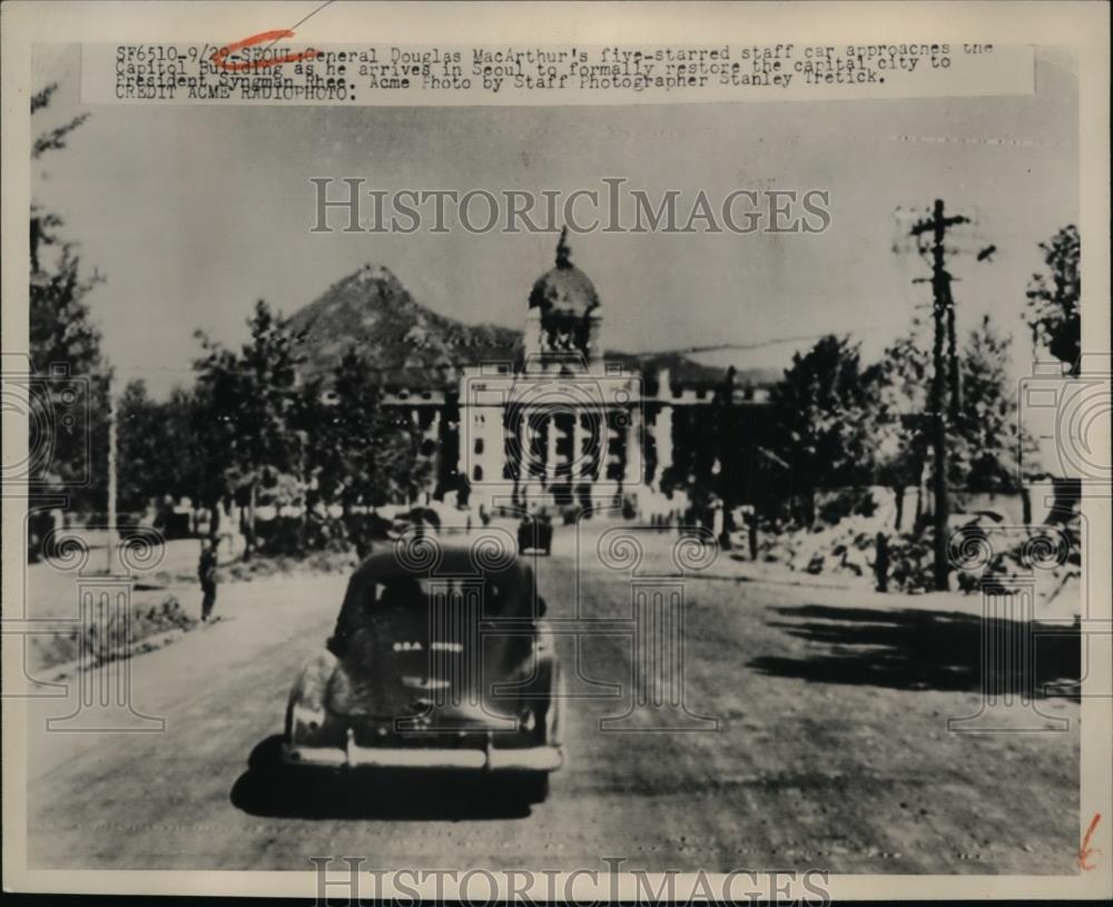 1950 Press Photo Gen.Douglas MacArthur car approaches the Capitol Building - Historic Images