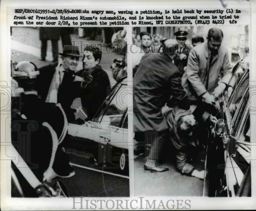 1969 Press Photo Angry Man held by security in Pres.Richard Nixon Automobile - Historic Images