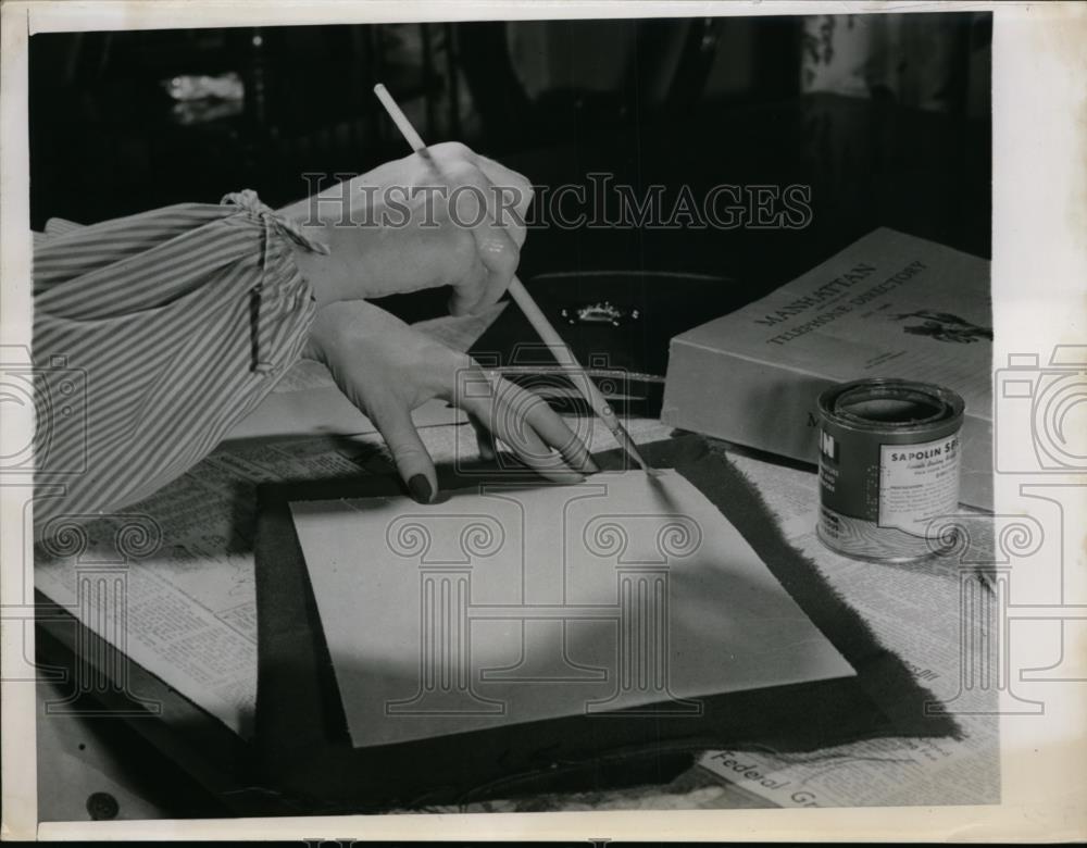 1949 Press Photo Woman makes decorative slip covers for desk accessories - Historic Images