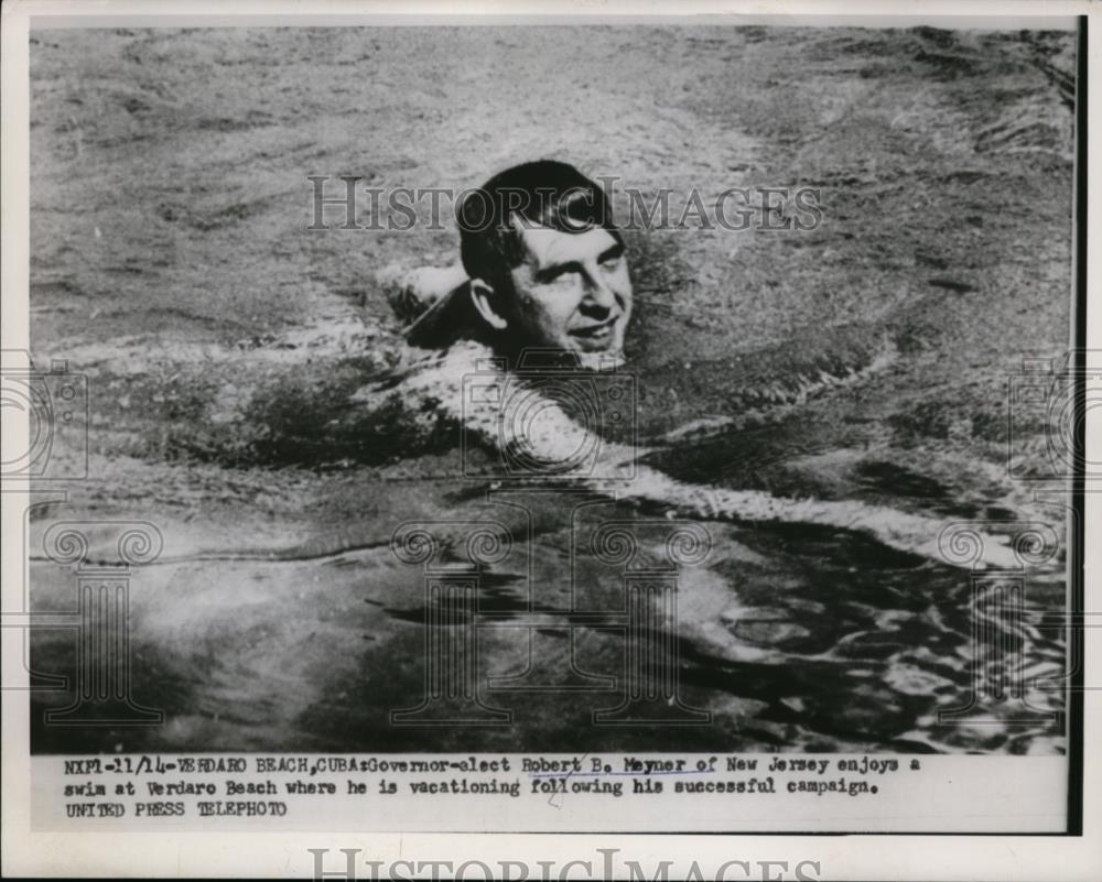 1953 Press Photo Gov. Robert Meyner of New Jersey at Verdaro Beach vacationing - Historic Images