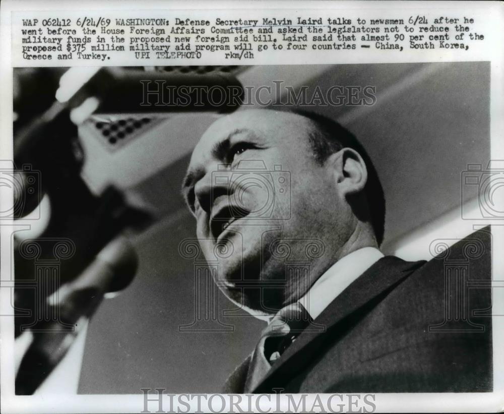 1969 Press Photo Melvin Laird, Sec. of Defense talks to newsman at Washington. - Historic Images
