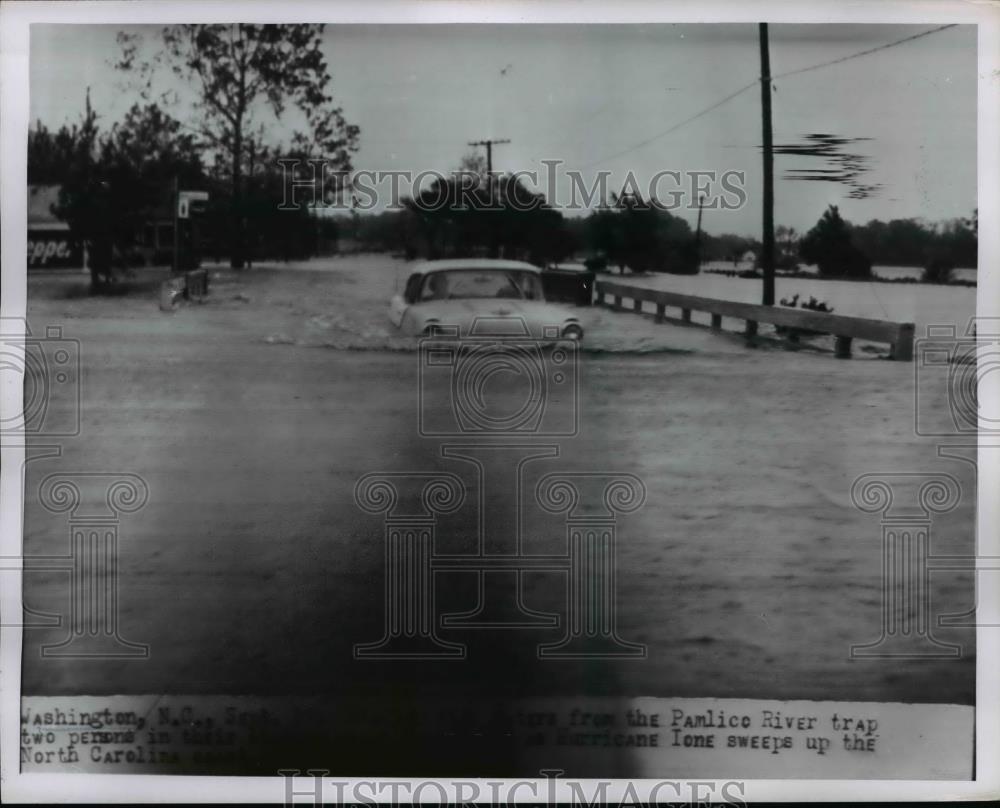 1955 Press Photo Washington, North Carolina autos in flood waters from hurricane - Historic Images