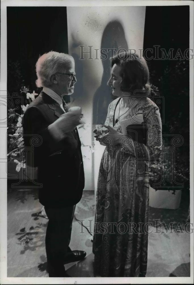 1974 Press Photo Frank Grosinger &amp; Mrs Baldwin Sawyer chatting together - Historic Images