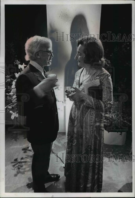 1974 Press Photo Frank Grosinger & Mrs Baldwin Sawyer chatting together - Historic Images