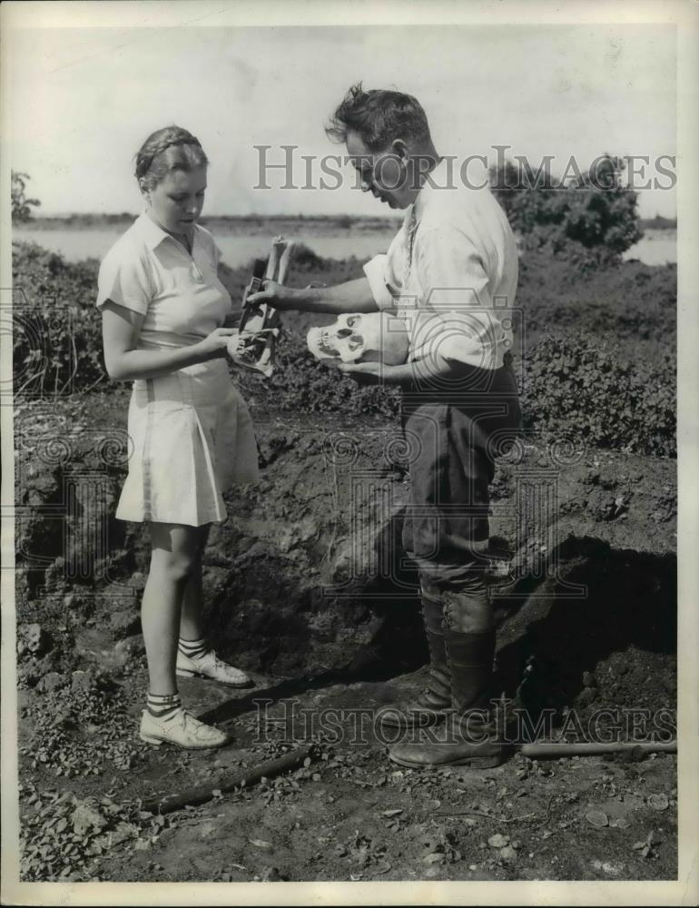 1934 Press Photo Karl Squires Florida Archaelogical Society &amp; Charlotte Hurlburt - Historic Images