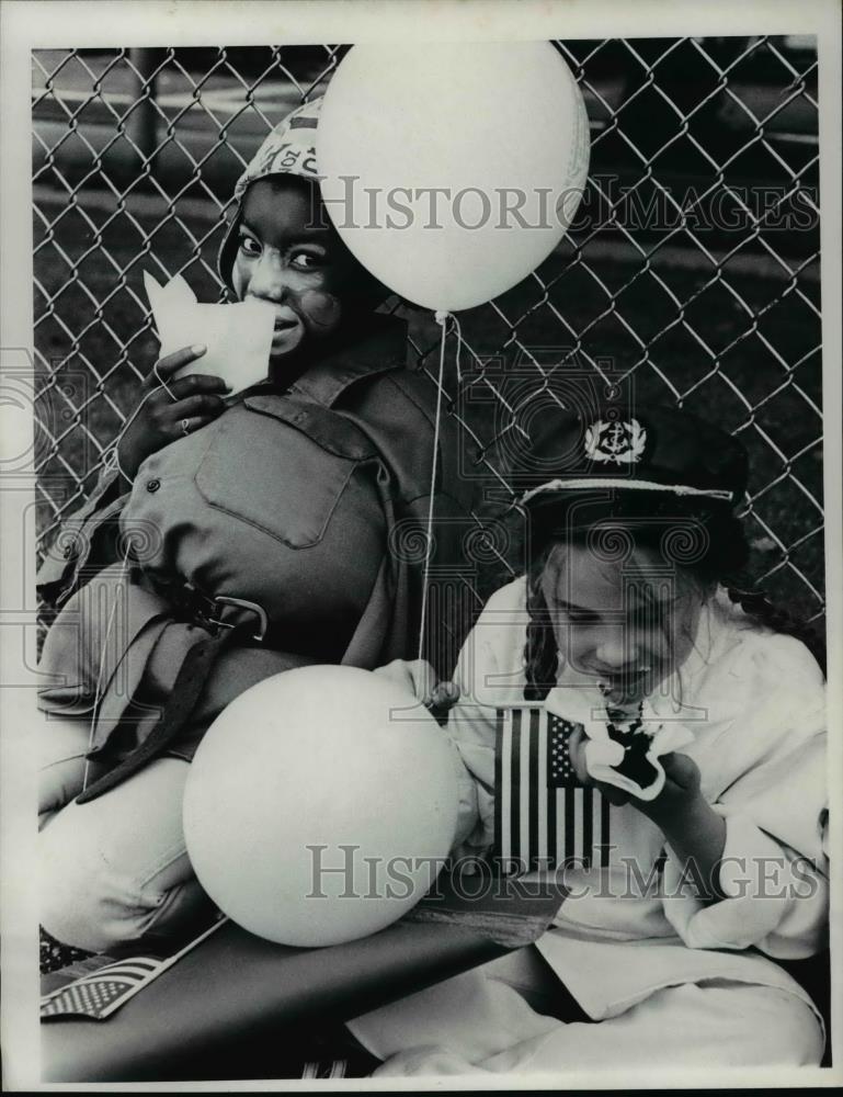 1979 Press Photo Rochelle Woods, Jennifer Coakerll eat cake at a Cleveland parad - Historic Images