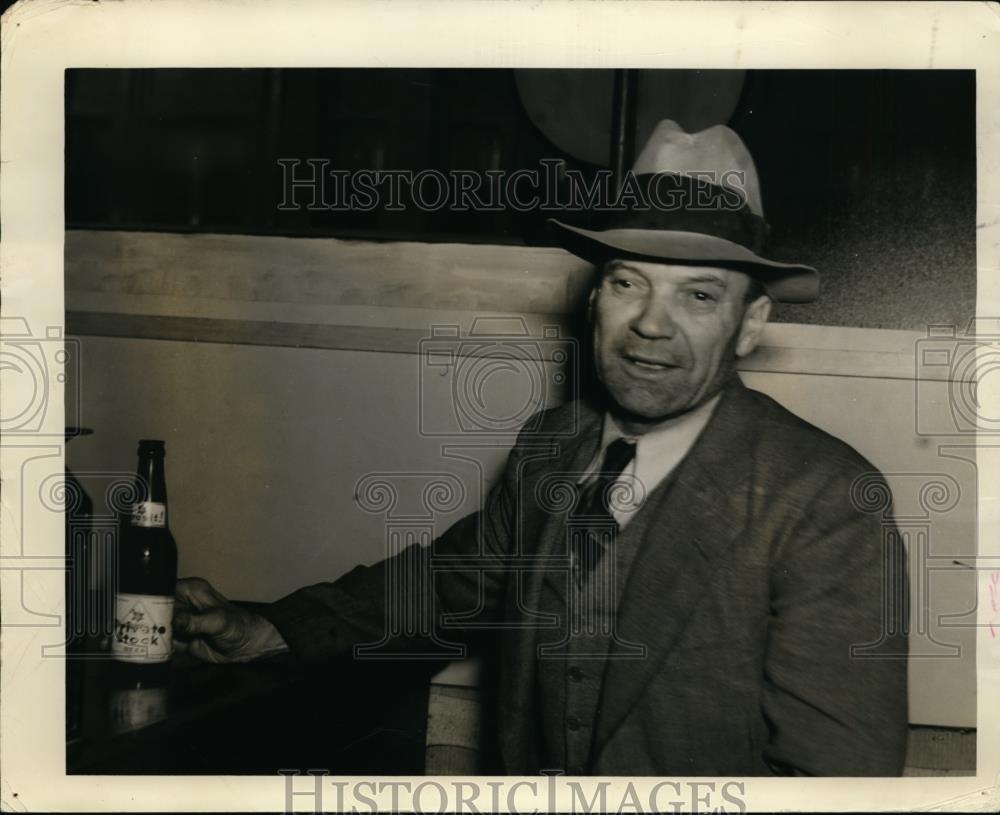 1940 Press Photo Roy Selwin Buckles quit diswashing Job and claim his share - Historic Images