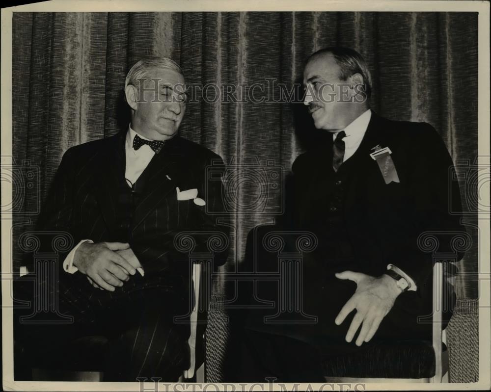 1941 Press Photo William S.Knudsen ans W.P.Whiterow at CWaldorf Astoria Hotel. - Historic Images