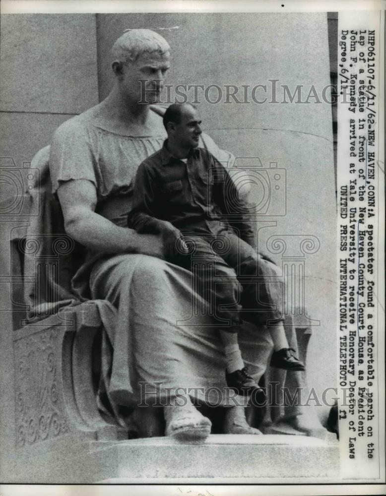 1962 Press Photo New Haven CT Court House spectator as President Kennedy arrives - Historic Images