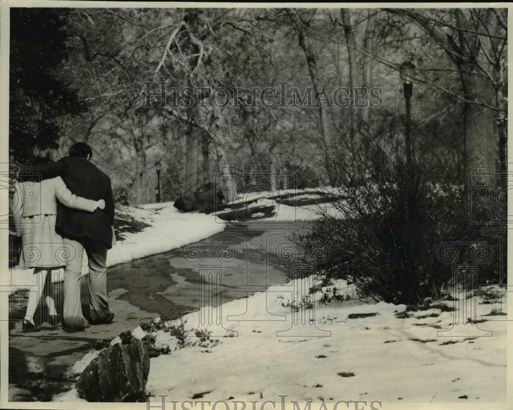 1970 Press Photo A couple walk in snow covered park in NYC wintertime - Historic Images