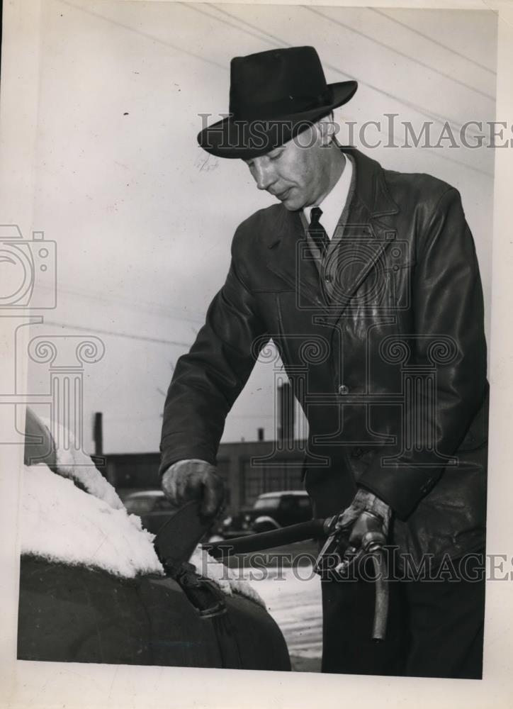 1947 Press Photo Bleriot H Lamarre at work at his filling station job - Historic Images