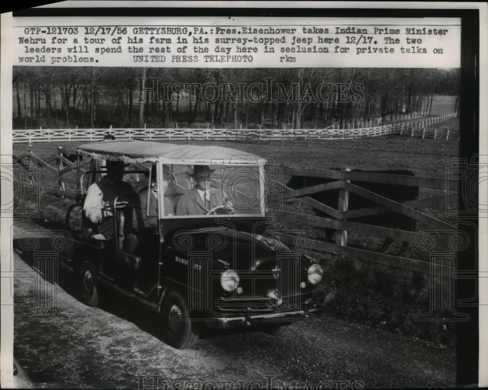 1956 Press Photo Pres. Eisenhower take Indian Prime Minister Nehru for a tour. - Historic Images