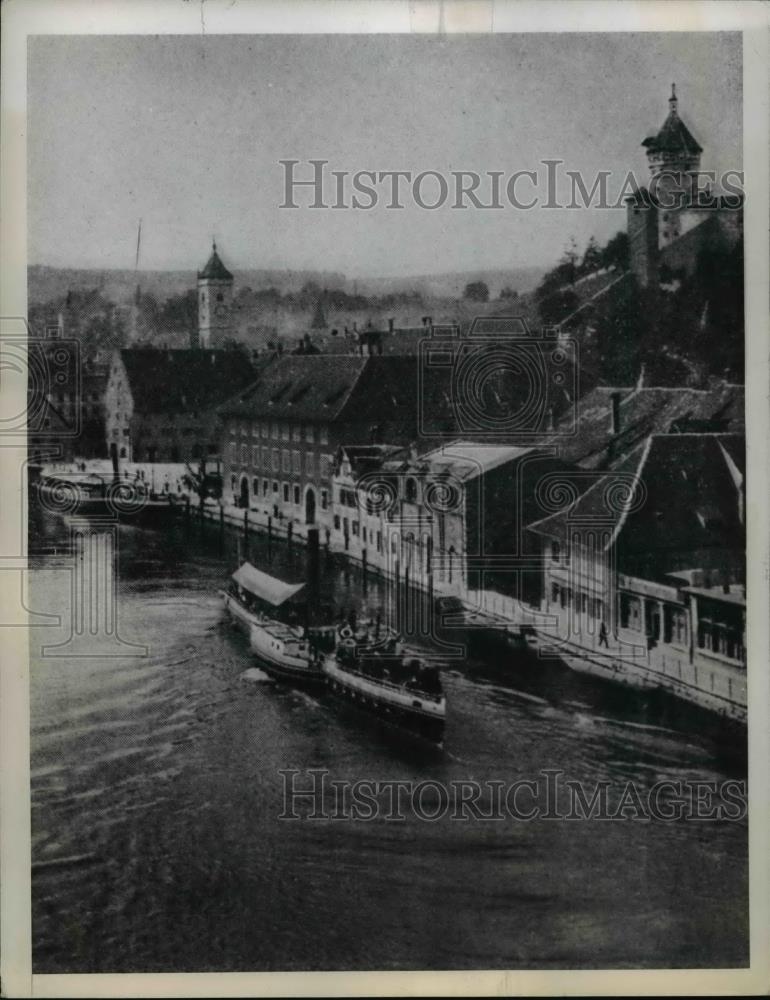 1944 Press Photo Swiss city of Schauffhausen & boats on river before a bombing - Historic Images