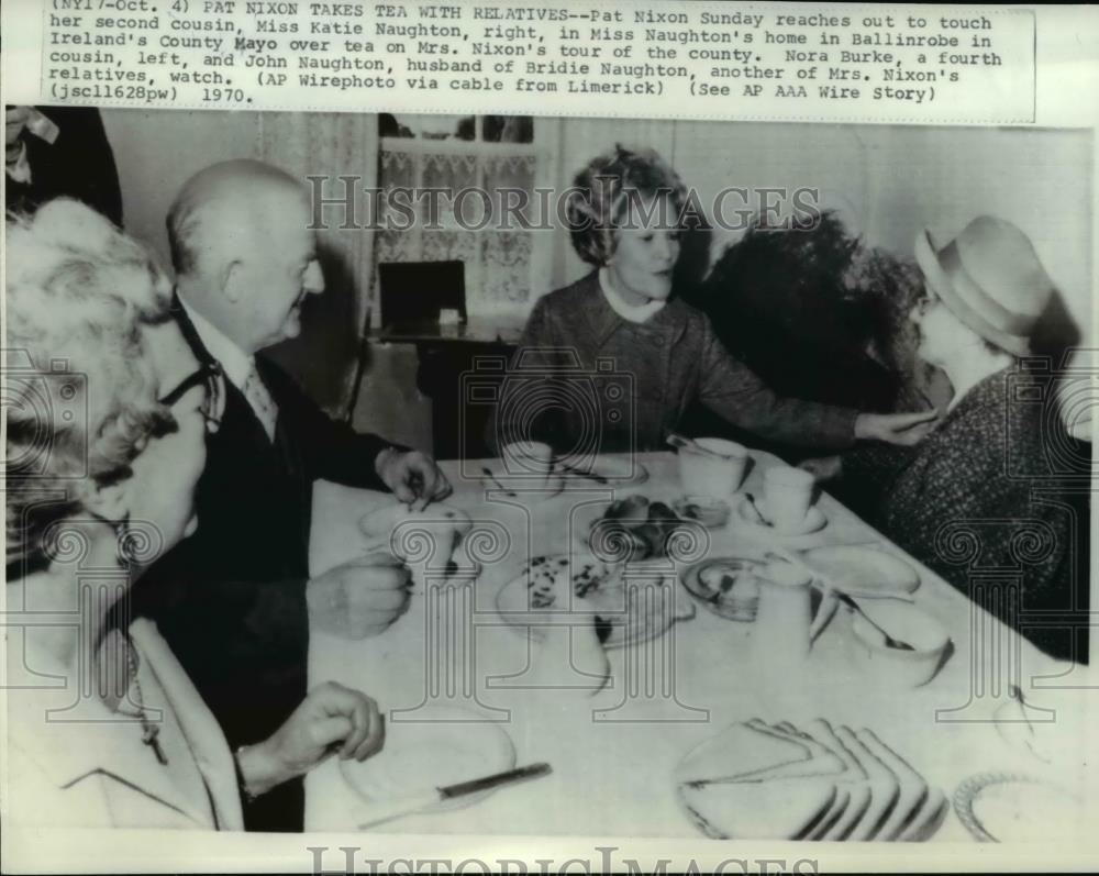 1970 Wire Photo Pat Nixon with relatives having tea in Ballinrobe, Ireland - Historic Images