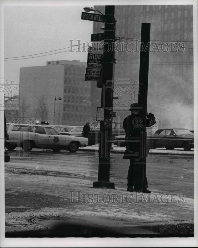 1971 Press Photo Man holding pole at E 9th Rockwell, blizzard - cva80587 - Historic Images